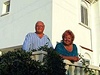 David a Linda Oramsovi před svou kyperskou vilou